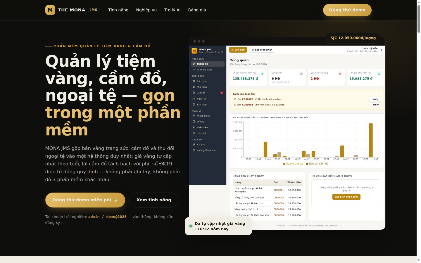 Giao diện demo thật MONA JMS — phần mềm quản lý tiệm vàng và cầm đồ, màn hình landing hiển thị 4 mảng nghiệp vụ vàng bạc, cầm đồ, ngoại tệ, kim cương đá quý trên một nền tảng.