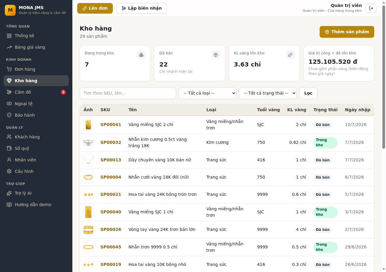 Ảnh chụp màn hình demo thật quản lý kho vàng MONA JMS với danh sách sản phẩm theo serial, tuổi vàng, trọng lượng và trạng thái tồn kho.